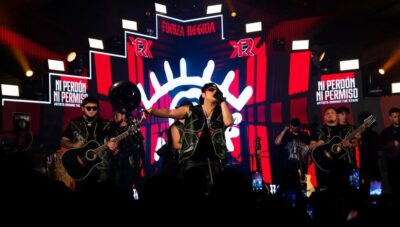 Fuerza Regida durante un concierto en la Ciudad de México