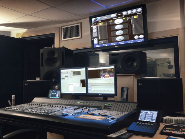 Consola y monitores dentro de un estudio de grabación